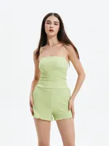 Shorts de mujer color rojo, con textura fruncida o smock en toda la prenda y borde inferior ondulado.