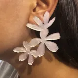 Aros colgantes con forma de triple flor de jazmín color rojo.