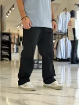 Pantalón cargo de jean color celeste, de corte oversize, con bolsillos laterales amplios en los muslos y bolsillos frontales superiores.