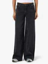 Jean wide leg de tiro medio y pernera ancha, color negro con efecto lavado. Cuenta con diseño clásico de denim y bolsillos delanteros y traseros.
