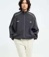 Pantalón jogger de algodón con felpa, color beige, con cintura elástica, cordón ajustable, bolsillos laterales y puños elásticos en los tobillos.