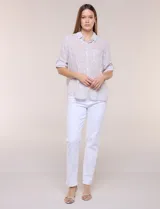 Camisa holgada de algodón liviano con estampa botánica en tonos beige y blanco, cuello camisero y mangas largas.