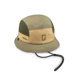 Sombrero tipo bucket color verde oliva con paneles laterales de malla y cinta horizontal color beige con logo bordado. Tiene ajuste elástico en la corona y tira ajustable con tanca.