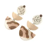Aros colgantes con diseño abstracto en tonos tierra y blanco, con forma geométrica y herrajes plateados.