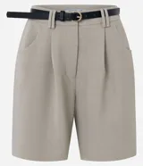 Bermuda sastrera de poliéster color beige, con corte recto, presillas en la cintura y bolsillos laterales.