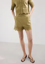Short de tiro medio color verde militar, con pinzas, bolsillos laterales y delicados detalles bordados calados en el ruedo.