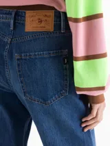 Jeans de tiro medio y corte recto, confeccionados en denim azul con lavado clásico.