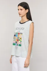 Musculosa Kosiuko de jersey de algodón rayado, con cuello redondo oscuro y estampado frontal de banderas y la inscripción Kosiuko Club.
