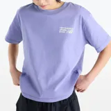 Remera New Balance de manga corta color lila, de corte holgado y diseño casual, con pequeño logo estampado en el pecho.