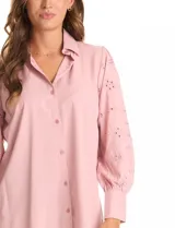 Camisa blanca de la marca Liv Los Ángeles, con cuello con solapa y cierre frontal de botones. Presenta mangas largas con detalles calados y puños anchos con botones.