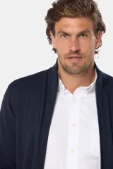 Campera de tejido fino confeccionada en algodón, con cierre frontal completo, cuello alto y puños acanalados.