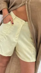 Short de lino color verde claro, de calce perfecto y con detalles de pespuntes en contraste.