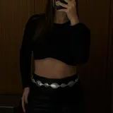 Cinto plateado con eslabones ovalados con diseño floral.