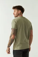 Remera de hombre color ladrillo, lisa, de corte regular, con bolsillo en el pecho, manga corta y cuello redondo. Confeccionada en algodón.