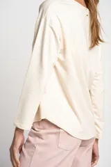 Sweater color arena de viscosa, algodón, lino y elastano, de calce al cuerpo.