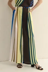 Pantalón palazzo negro con estampado de pinceladas azules, tiro alto y corte amplio.