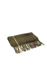 Bufanda de tejido de punto con diseño de cuadros en tonos verde oliva y marrón, con flecos en los extremos y etiqueta decorativa.