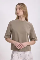 T-shirt de manga corta, color verde oliva o caqui, con cuello redondo y corte holgado.