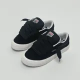 Zapatillas bajas de skate Vision Street Wear, color negro con suela blanca. Cordones anchos y etiqueta con el logo de la marca en la lengüeta.