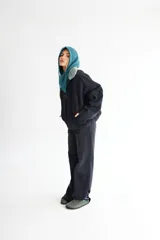 Balaclava de tejido de punto acanalado con diseño envolvente y logo bordado a contratono.