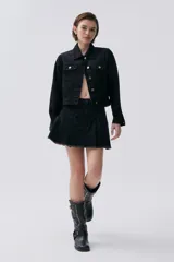 Campera de jean negra con costuras a contra tono y hotfix en tonos de negro, grises y azul.