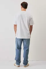 Pantalón de jean color celeste claro, de corte regular y estilo clásico.