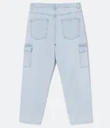 Pantalón de jean modelo baggy con bolsillos cargo laterales, cintura con trabillas y cierre frontal con botón y cremallera.