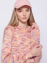 Sweater de tejido de punto multicolor en tonos verde, lila y blanco. Es de manga larga y corte holgado.