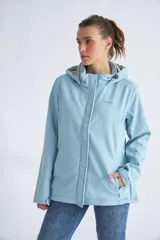 Campera de neopreno en color celeste, con capucha ajustable, cierre frontal oculto y bolsillos laterales. Presenta un diseño funcional con puños ajustables y logo bordado en el pecho.