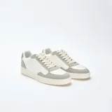 Zapatillas urbanas bajas de cuero sintético, color blanco con detalles en gris y verde en el talón.