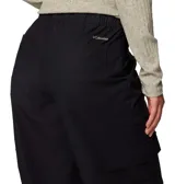 Pantalón cargo de corte recto y tiro medio, color negro, con múltiples bolsillos laterales y traseros, cintura parcialmente elástica y puños ajustables.