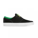 Championes de skate Emerica modelo Figgy G6 en colaboración con Shake Junt. Diseño de perfil bajo en color negro, confeccionados en gamuza con suela de goma blanca vulcanizada. Presentan detalles en color verde en el interior y en la etiqueta de la lengüeta.