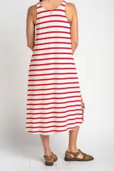 Vestido midi de corte recto y holgado, con diseño de rayas horizontales rojas sobre base blanca, escote redondo y tirantes anchos.