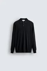 Polo de punto de manga larga confeccionado en lana italiana, con cuello solapa y cierre frontal de botones. Presenta puños y ruedo con acabado en rib.