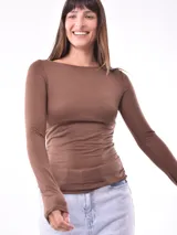 Remera marrón de mangas largas con cuello bote y corte ajustado.