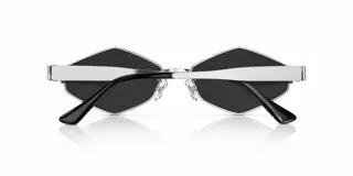 Gafas de sol Grace con armazón metálico plateado de diseño geométrico en forma de rombo y cristales oscuros.