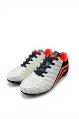 Championes de fútbol Umbro modelo Nexus HG para césped natural, de color blanco perlado con costuras romboidales en el empeine, cordones negros y detalles en naranja y negro en los laterales y el talón.
