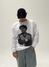Buzo de cuello redondo color blanco, con estampa fotográfica frontal de Ayrton Senna con su traje de piloto de Fórmula 1.