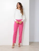Pantalón de vestir color fucsia, de crepe, marca Zac & Rachel, con bolsillos inclinados en la parte delantera y bolsillos ojal en la parte trasera.
