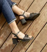 Sandalias de cuero color dorado, con plataforma y taco cuadrado. Presentan tiras cruzadas en el empeine y pulsera al tobillo con hebilla.