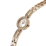 Reloj analógico Guess modelo Cassidy con caja y malla de acero inoxidable en tono oro rosa. Presenta una esfera plateada con acabado sunray y un bisel decorado con cristales brillantes. El diseño de la malla es tipo brazalete con eslabones texturizados.