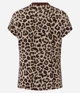 Remera de punto con estampado animal print de leopardo en tonos marrones y beige, de corte regular, cuello alto redondo contrastante y manga corta.