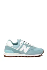 Championes deportivos New Balance modelo 574, color verde con detalles en gris y blanco, confeccionados en gamuza y malla, con el logotipo "N" característico en los laterales y entresuela ENCAP.