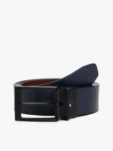 Cinturón reversible de cuero con hebilla metálica negra y detalle de logo de la marca. Diseño versátil con acabado liso.
