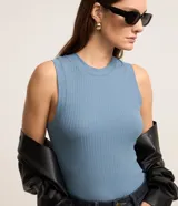 Musculosa de rib en color celeste, con cuello redondo y textura acanalada, de corte ajustado al cuerpo.