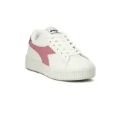 Championes casuales Diadora modelo Set, color blanco con detalles en gamuza rosada. Presentan plataforma gruesa con textura acanalada en el borde y logo de la marca en la lengüeta.