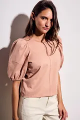 Remera color ladrillo de algodón peinado, de corte ajustado, con cuello redondo y mangas globo 3/4.