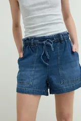 Short de denim azul con cintura elastizada fruncida, cordón de ajuste y bolsillos delanteros parcheados.