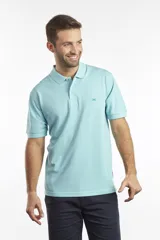 Remera polo de piqué color celeste agua, con cuello y puños acanalados, cierre frontal de dos botones y logo bordado en el pecho.