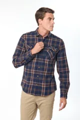 Sobrecamisa de estilo leñador con estampado de cuadros, confeccionada en tela de viyela. Presenta cuello clásico, cierre frontal con botones y dos bolsillos con solapa en el pecho.